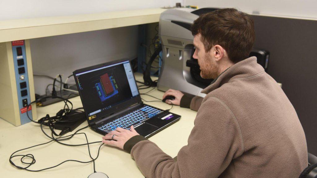 Engineer using a 3D wide-area microscope