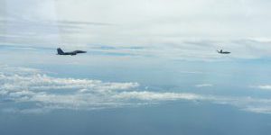 An F-15E Strike Eagle from the 96th Test Wing’s 40th Flight Test Squadron at Eglin AFB, Florida flies in formation with an XQ-58A Valkyrie flown by artificial intelligence agents developed by the Autonomous Air Combat Operations, or AACO, team from AFRL (AFRL).