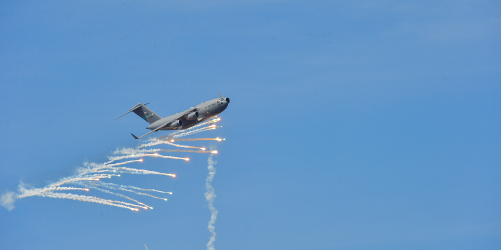 Source: U.S. Air Force photo/Senior Airman William Johnson, https://www.af.mil/News/Article-Display/Article/713894/flares-keep-birds-in-the-sky/